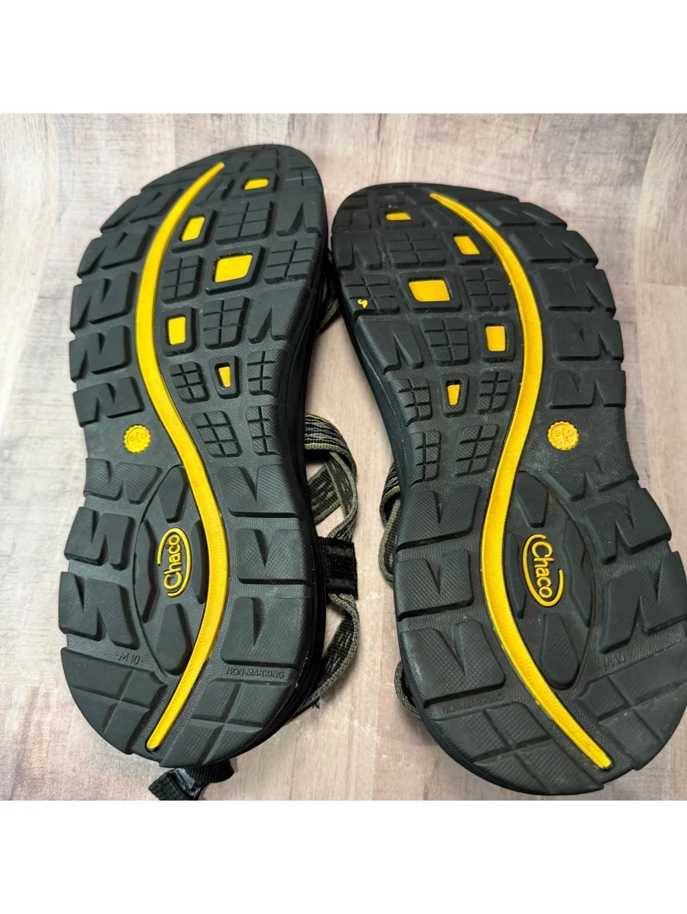 Chaco Mens Z/Volv 2 Sandals Perentie Neon Gray Yellow Strap Size 10 Toe Loop EUC
